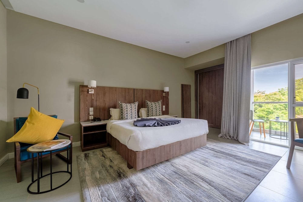 Deluxe Room, 1 Queen Bed, Non Smoking photo 1