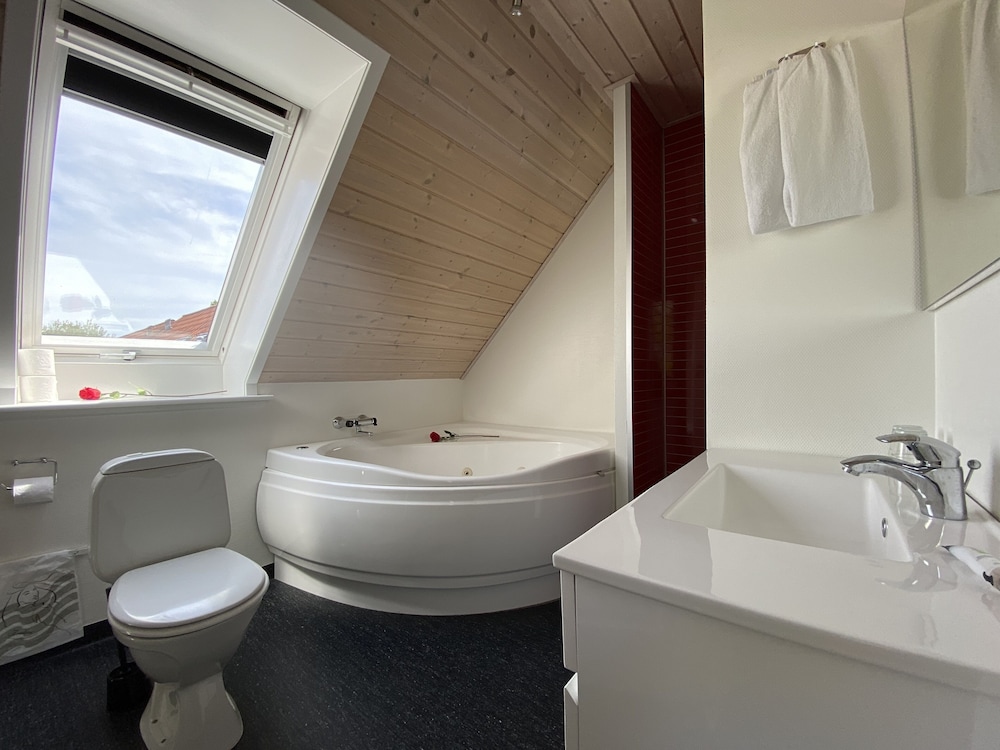 Suite, 1 Bedroom, Jetted Tub photo 3