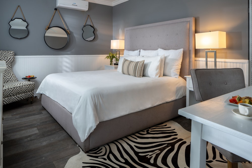 Superior Room, 1 King Bed, Refrigerator & Microwave, Poolside (Room 13)