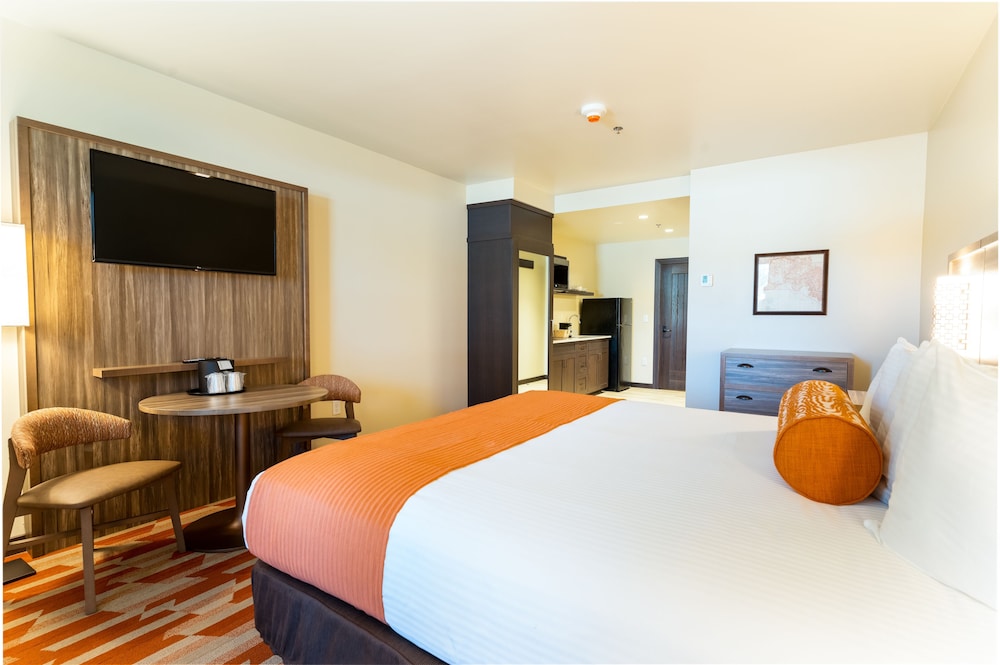 Standard Room, 1 King Bed, Kitchenette (South)