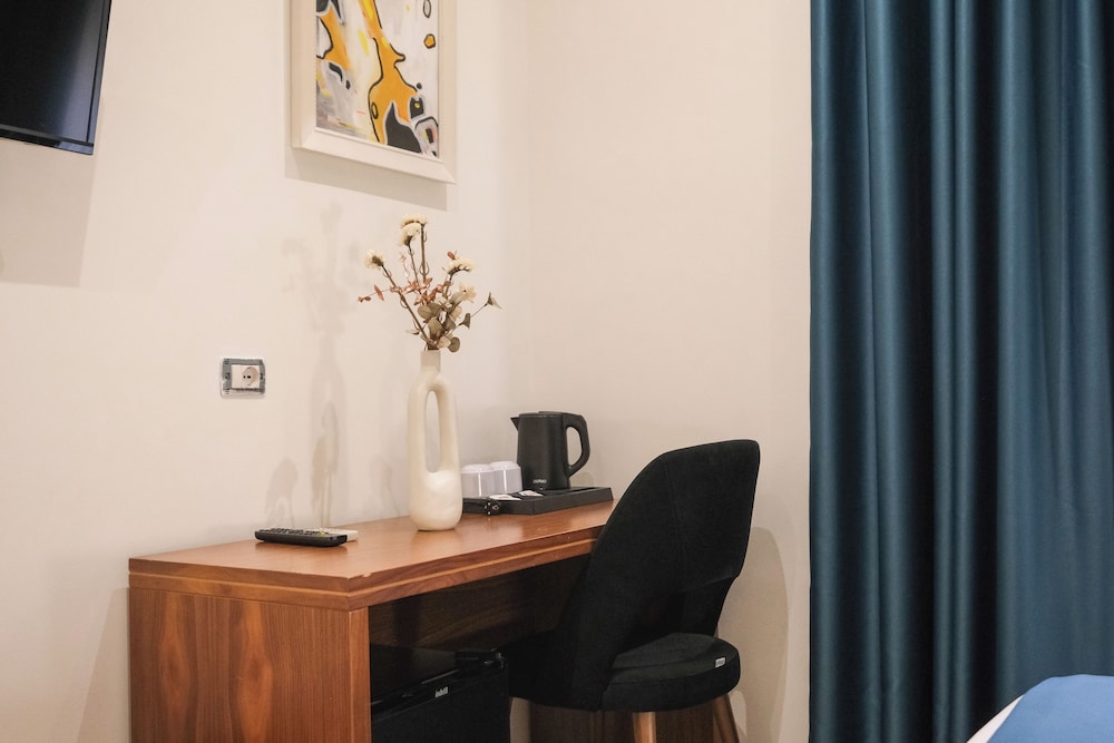Romantic Double or Twin Room, Non Smoking, City View photo 3