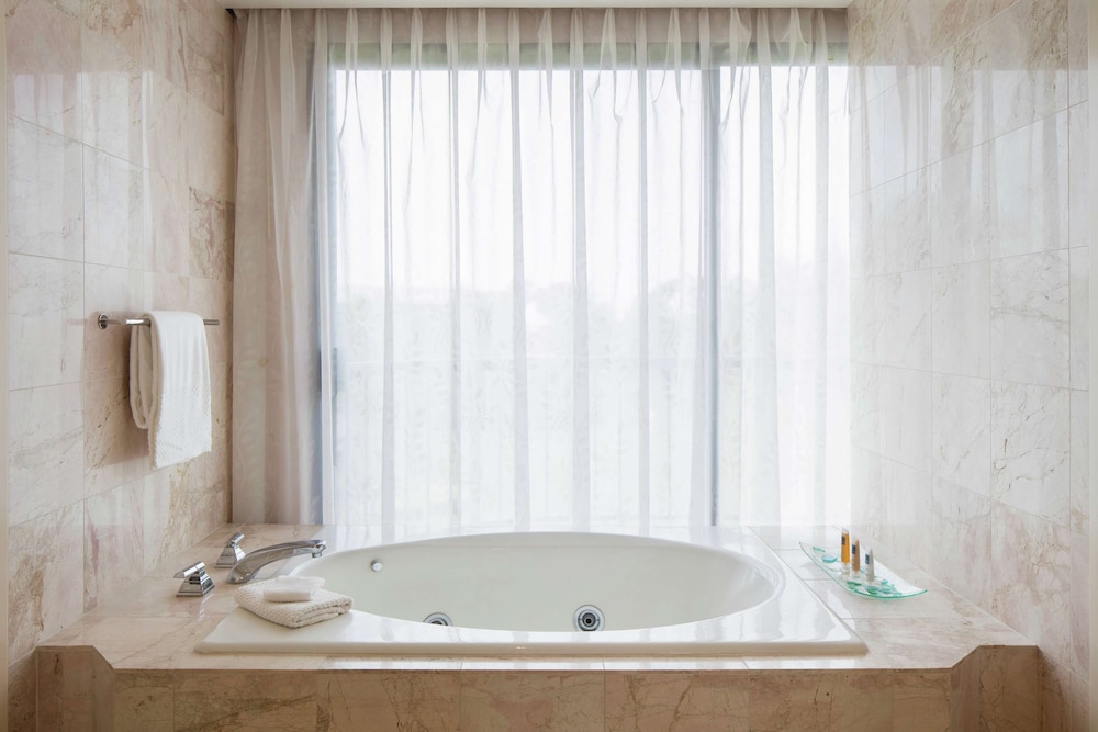 Palace One Bedroom Suite, 1 King Bed, Ocean View thumbnail 5