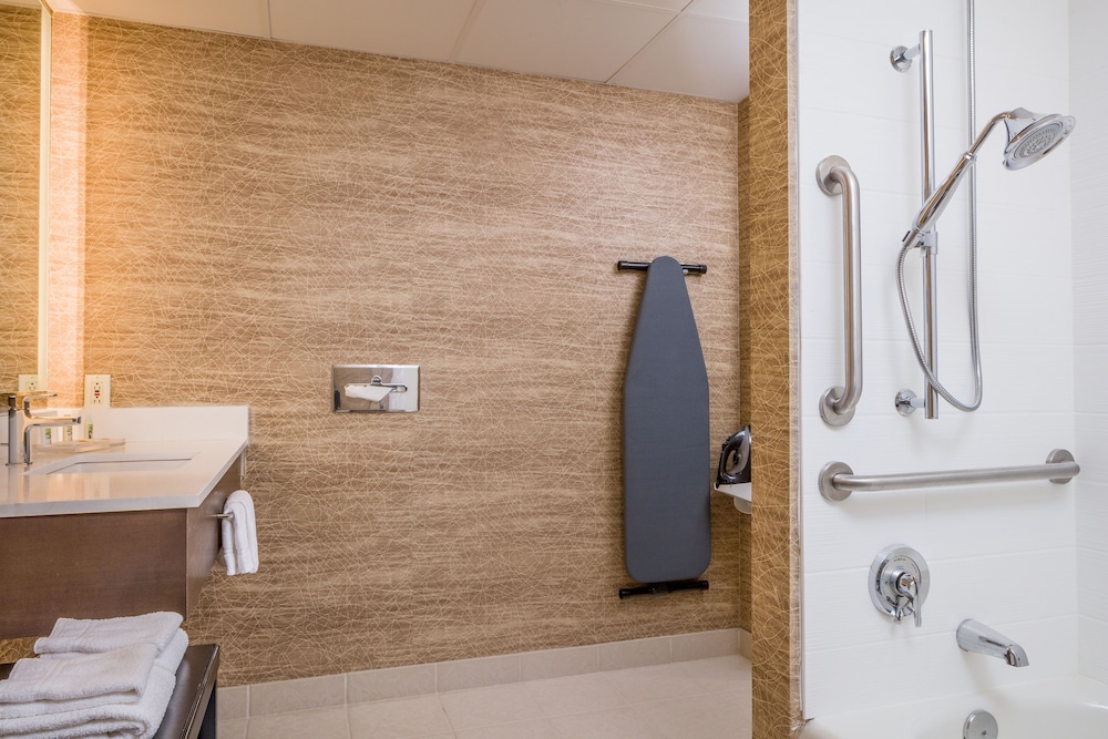 Standard Room, 1 King Bed, Accessible (Mobility, Accessible Tub) - Photo 11
