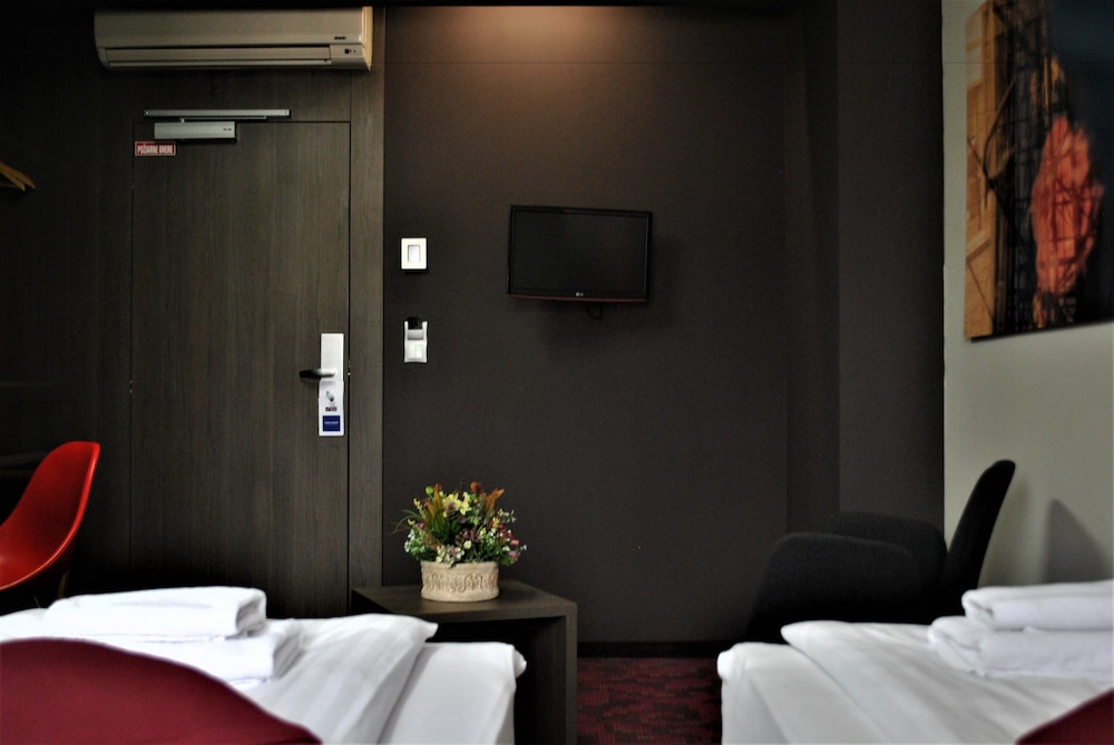 Standard Twin Room - Photo 3