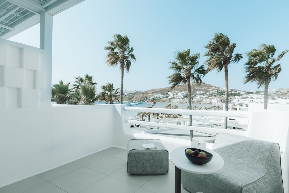Superior Double Room, 1 King Bed, Partial Sea View photo 2