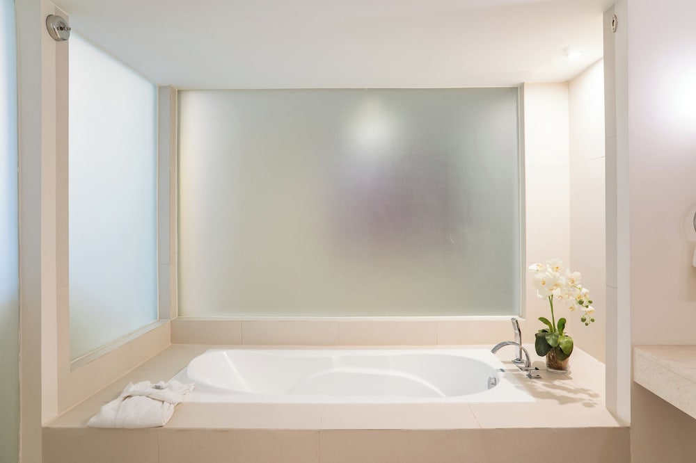 Barcelona Suite (With Tub) - Photo 3
