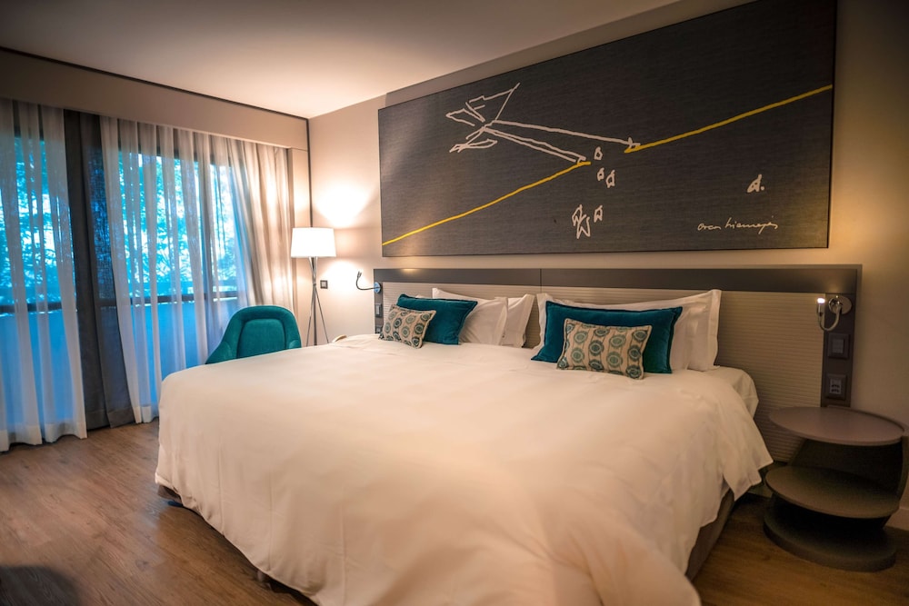 Standard Room, 1 King Bed thumbnail 6
