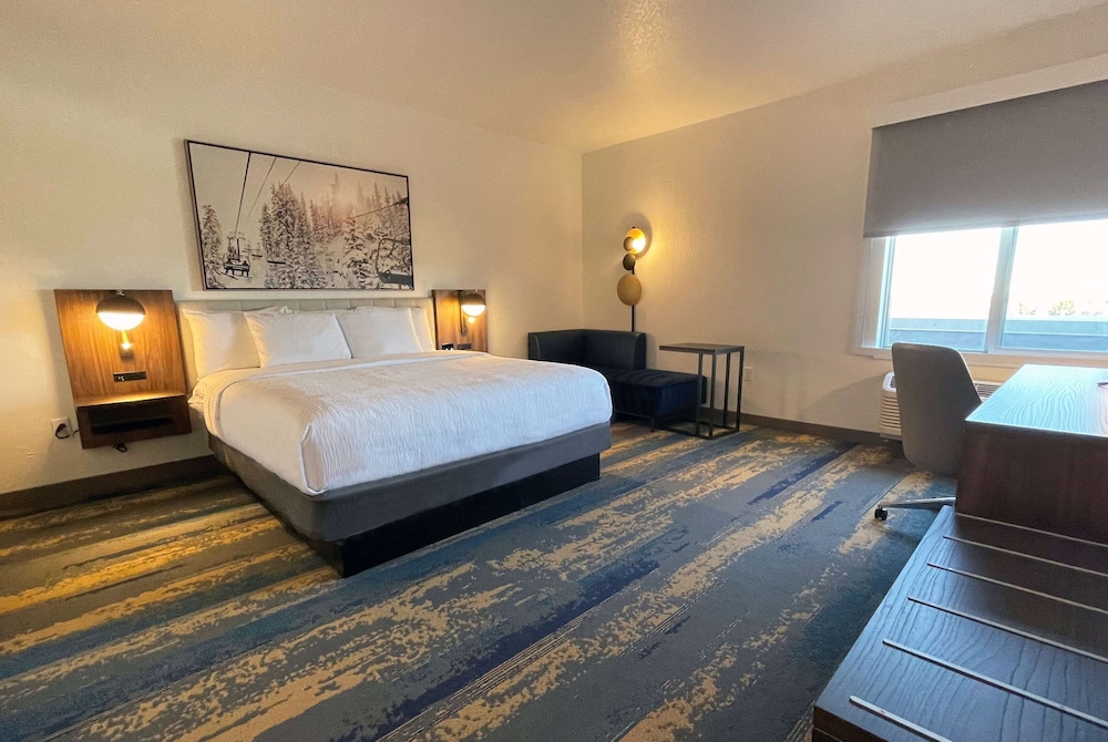 Deluxe Suite, 1 King Bed, Accessible, Non Smoking - Photo 1