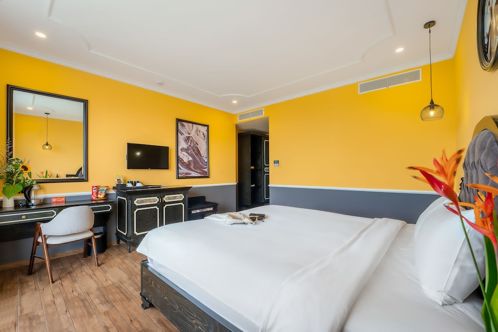 Deluxe Double Room With Balcony - Free Shuttle Car to Hoi An Old Town