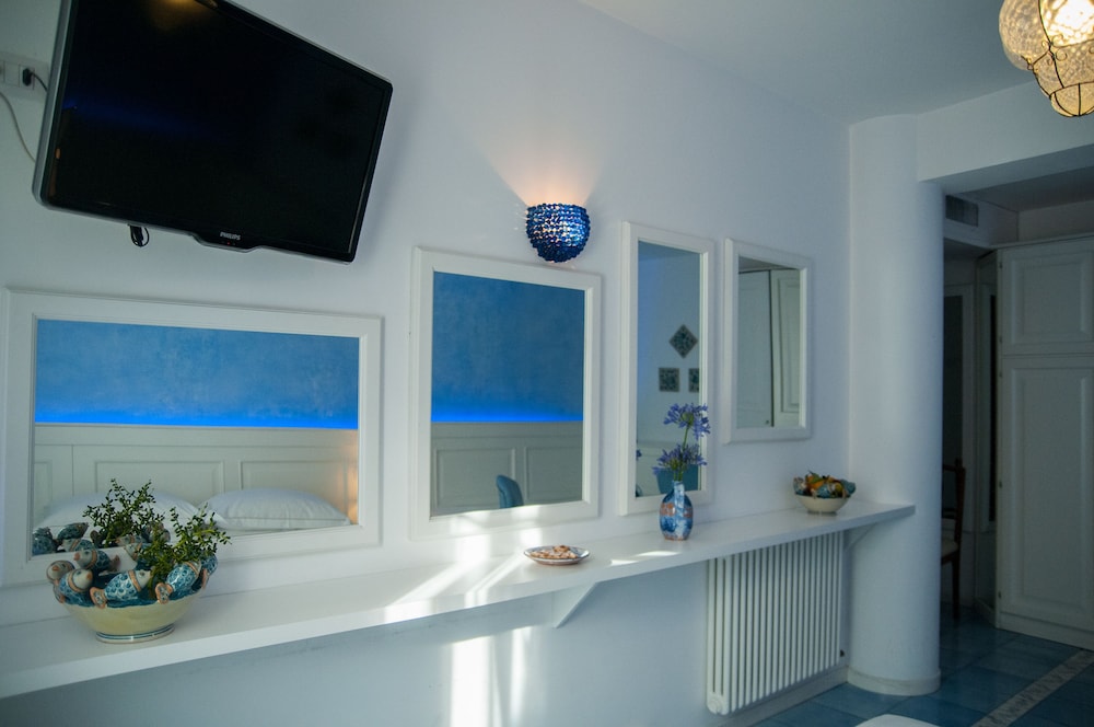 Superior Double or Twin Room, Balcony, City View - Photo 4