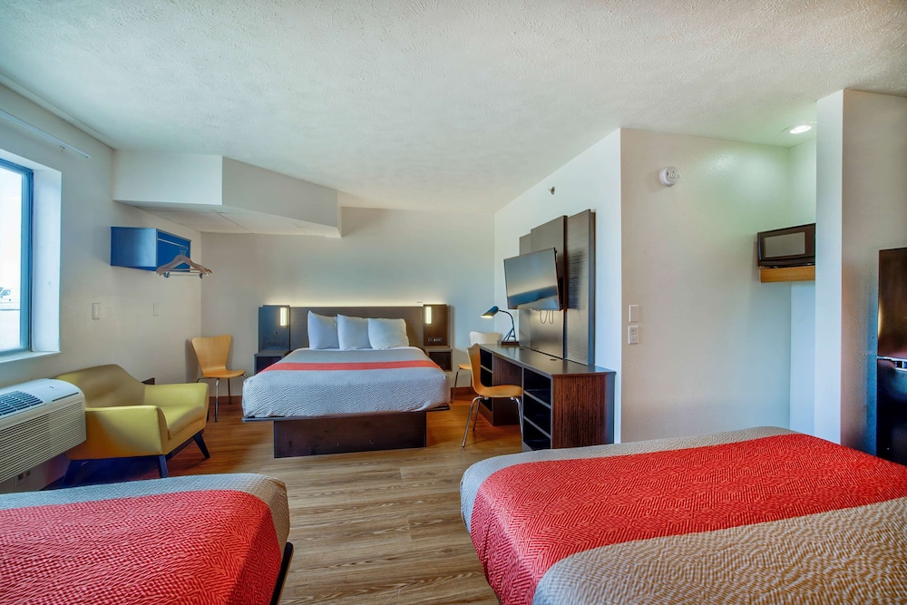 Deluxe Room, Multiple Beds, Non Smoking, Refrigerator photo 3