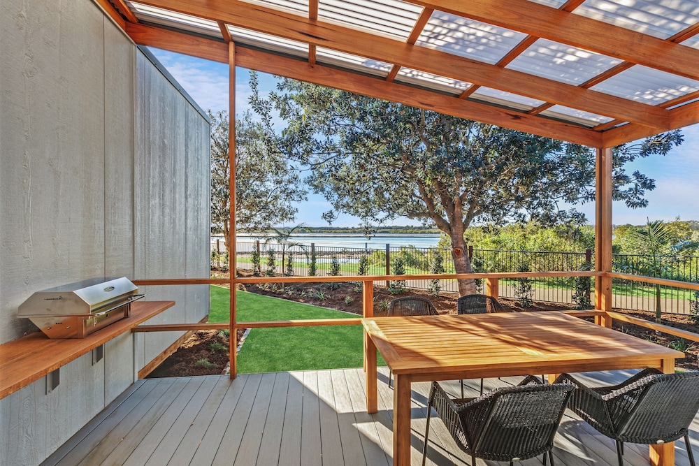 Premium Cabin - Sleeps 4 - Easy Access photo 2
