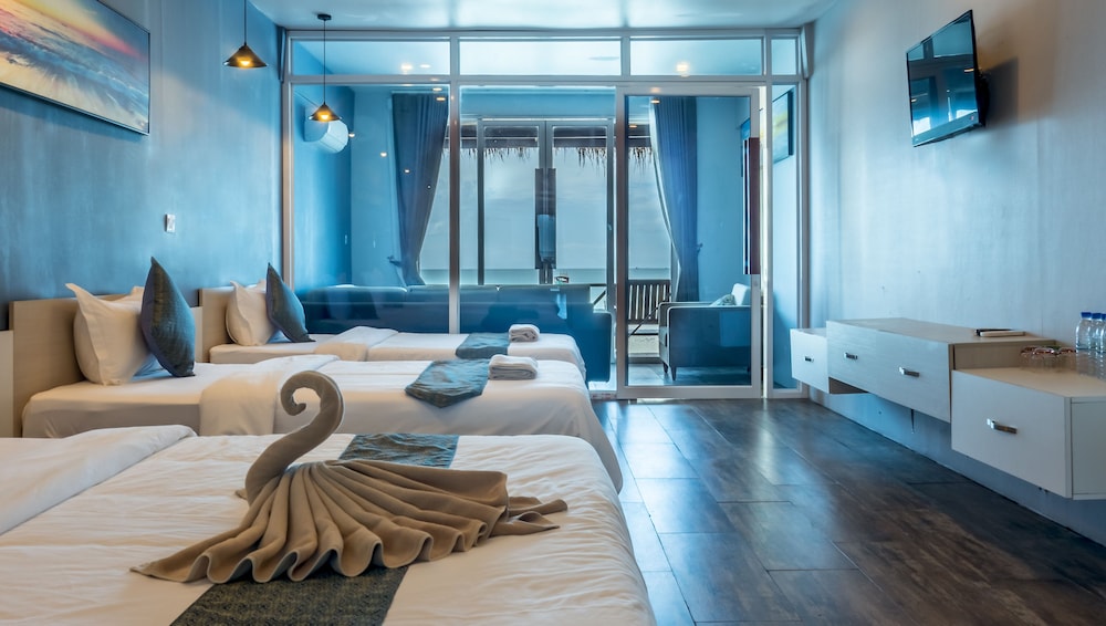 Superior Beach View Family Suite photo 2