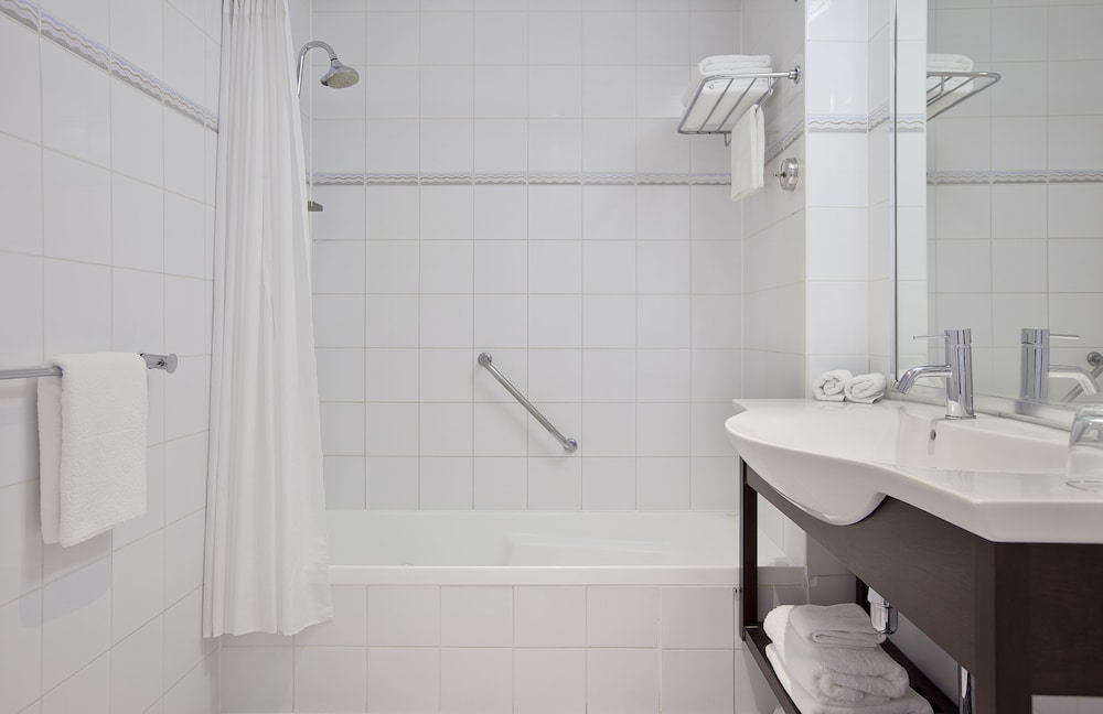 Twin Room, 2 Queen Beds, City View photo 3