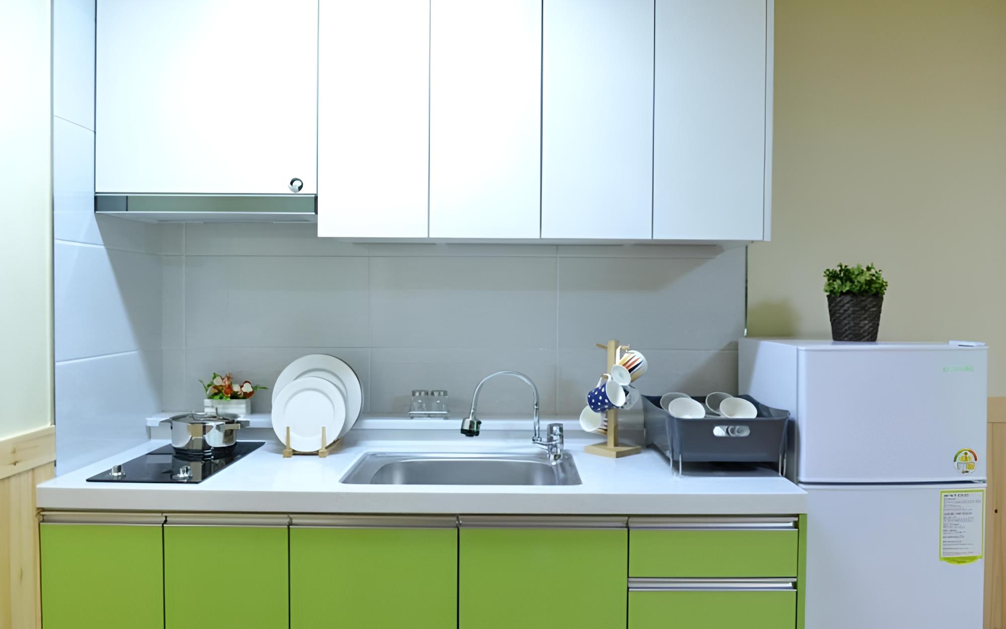 Room (Room 102 yellow)