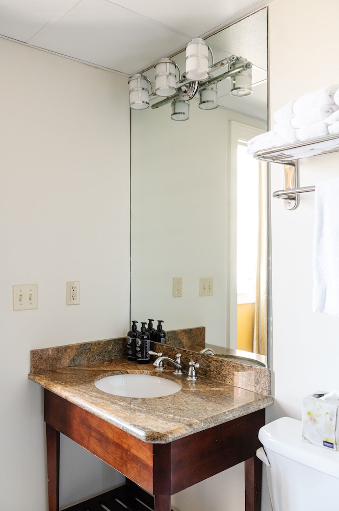King Room (24/7 Front Desk) - Photo 20