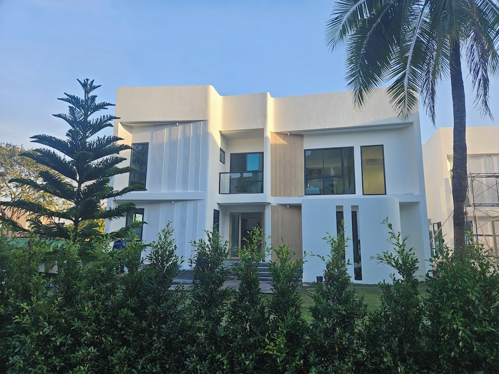 Family House, 4 Bedrooms, Bathtub, Courtyard Area