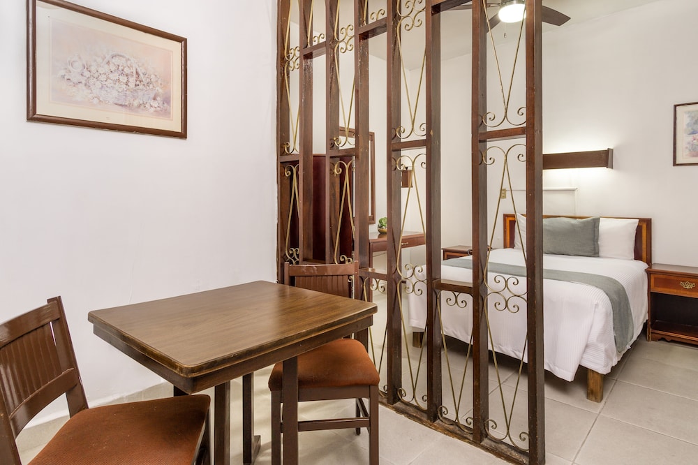 Standard Room, 1 King Bed - Photo 3