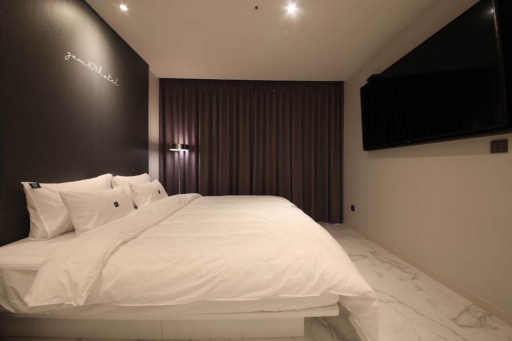 Deluxe Double Room - Photo 8
