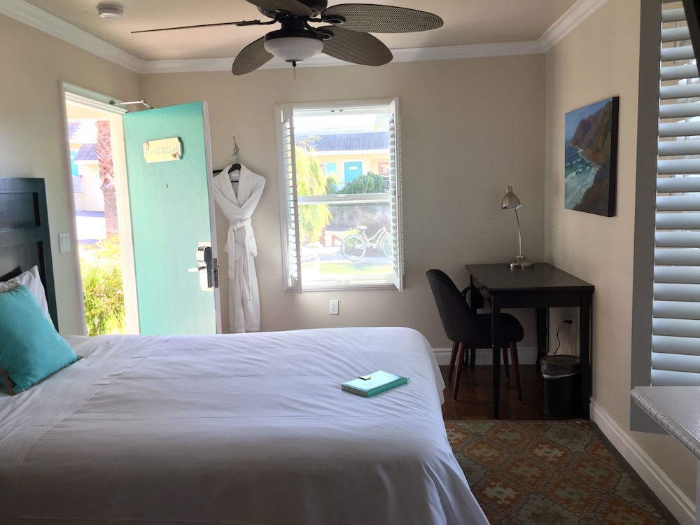 Junior Room, 1 Queen Bed