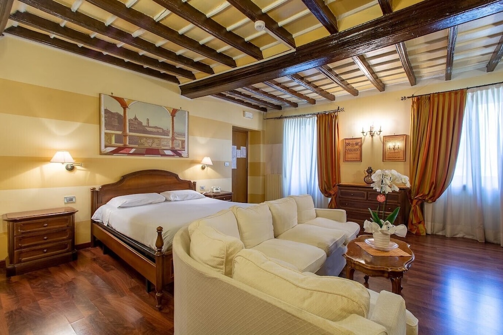 Deluxe Room - Photo 1
