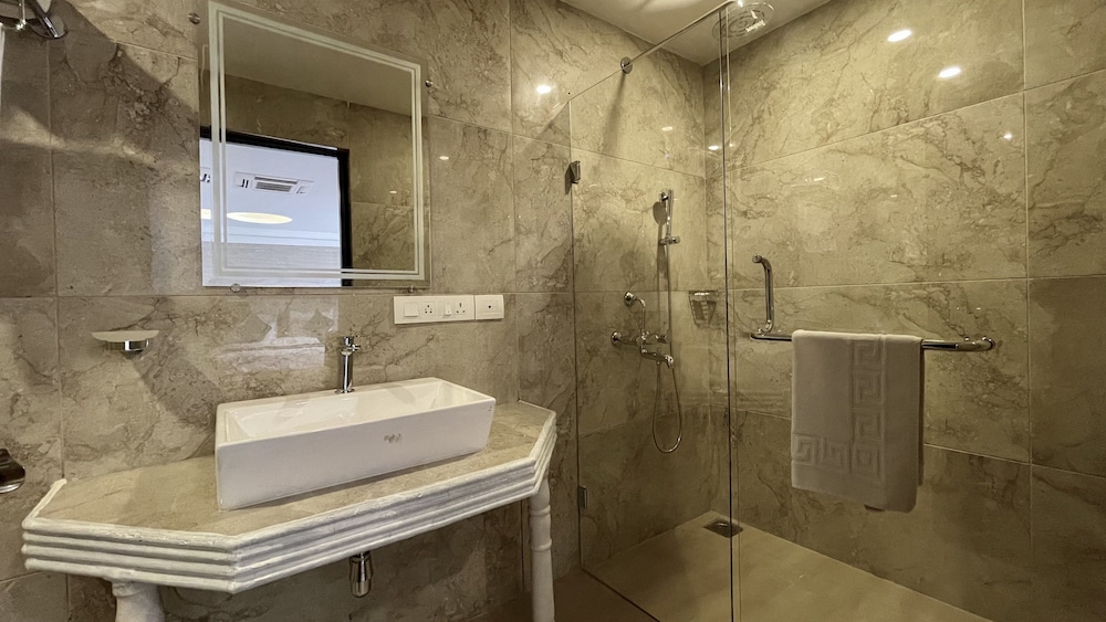 Standard Room, 1 King Bed, Balcony, Annex Building photo 2