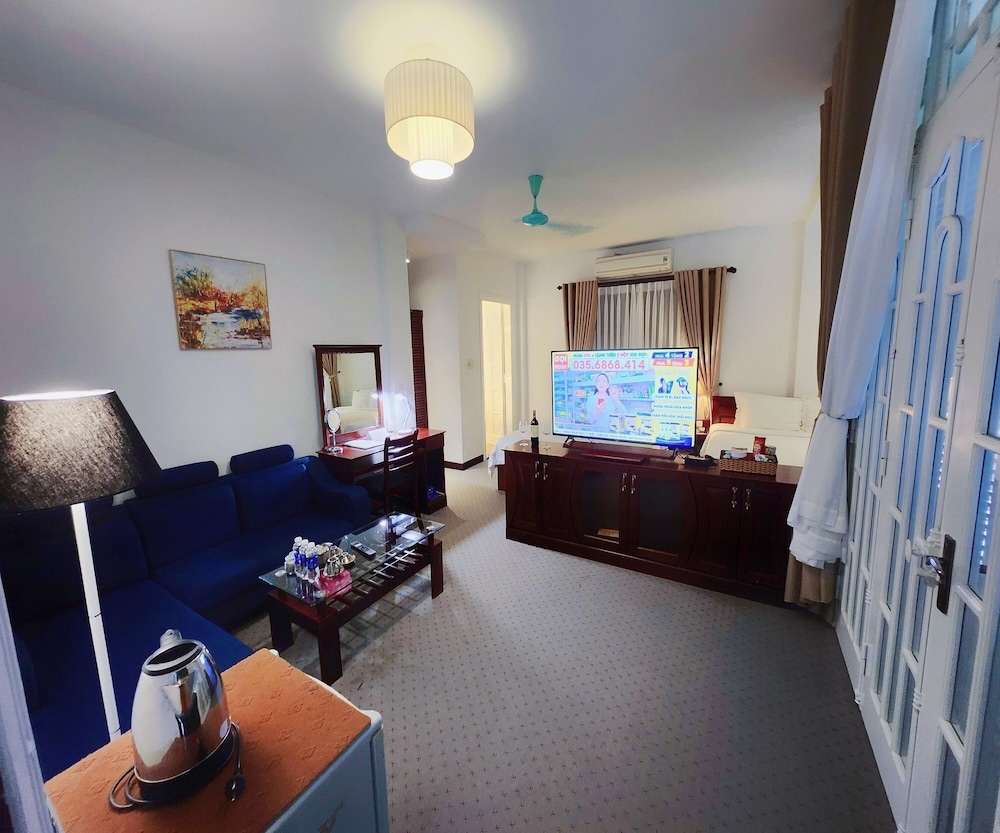 Family Room - Photo 2