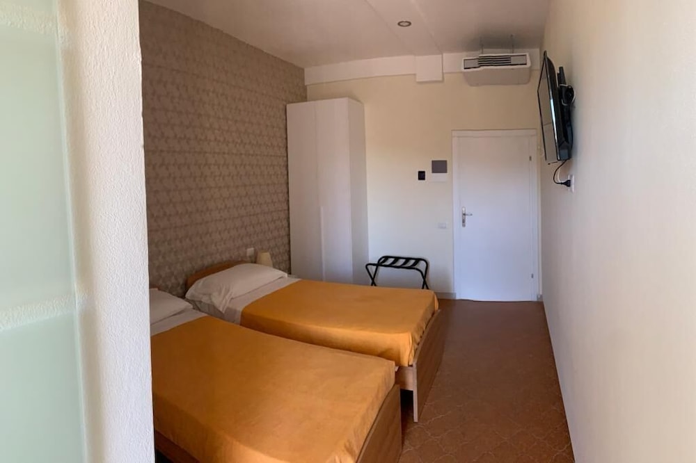 Economy Twin Room photo 2