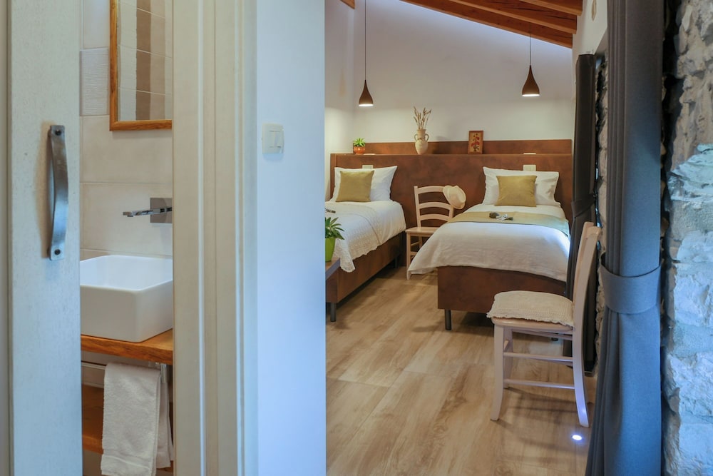 Family Studio, Mountainside (Štanjel Retreat Suite 2.2)