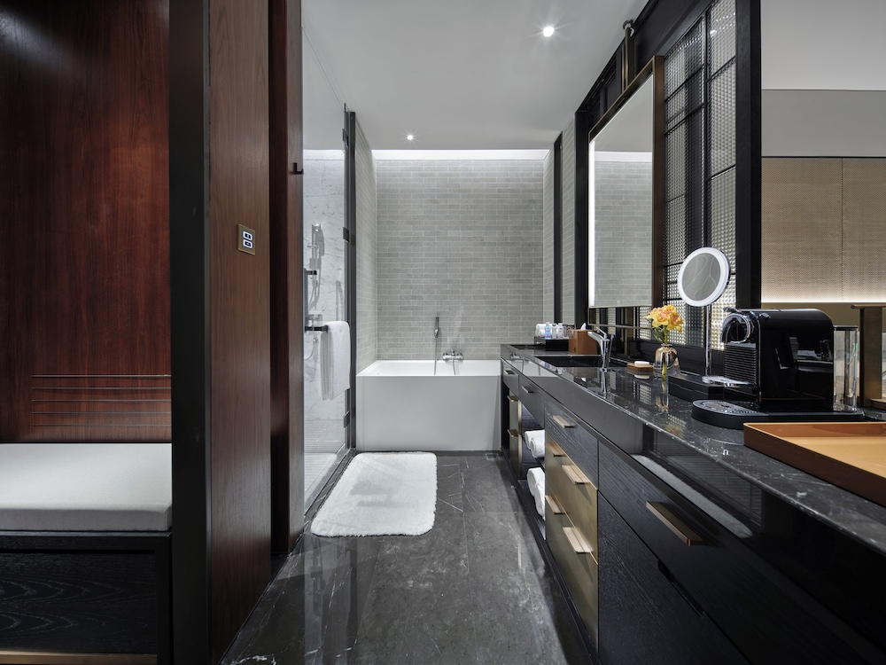 Classic Room, 1 King Bed, Club Lounge Access (High Floor) - Photo 6