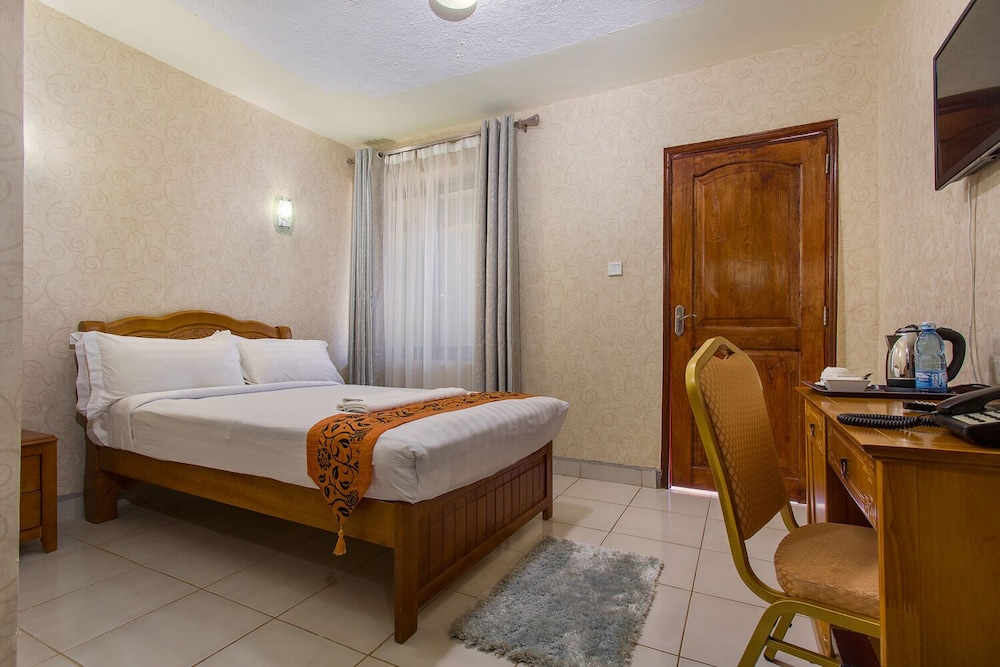 Standard Room, 1 Queen Bed photo 2