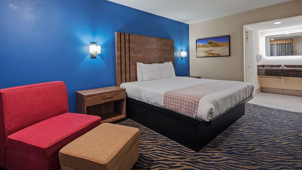 Standard Room, 1 King Bed, Accessible, Smoking - Photo 1