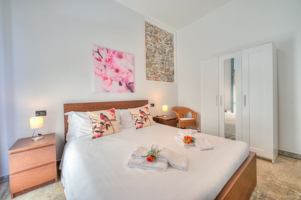 Honeymoon Apartment, Multiple Bedrooms, Lakeside (Volo Di Gabbiani Pied Dans L' Eau) photo 2