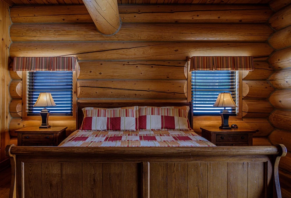 Executive Plus 89 - Luxurious log Home With Private hot tub Pool Sauna and Close to Activities, Photo 21