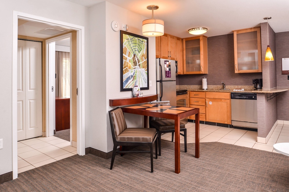 Suite, 1 Bedroom - Photo 7