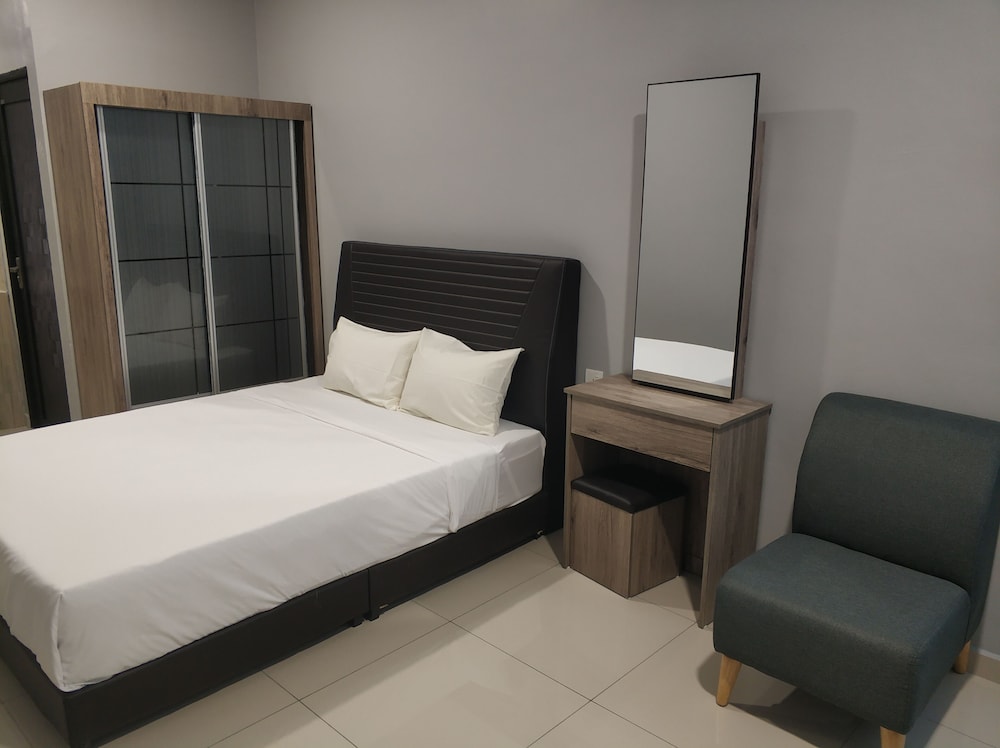 Standard Queen Room, No Windows - Photo 5