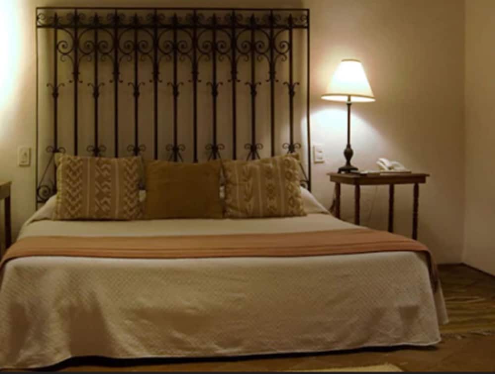 Mezcal, 1 king bed photo 1