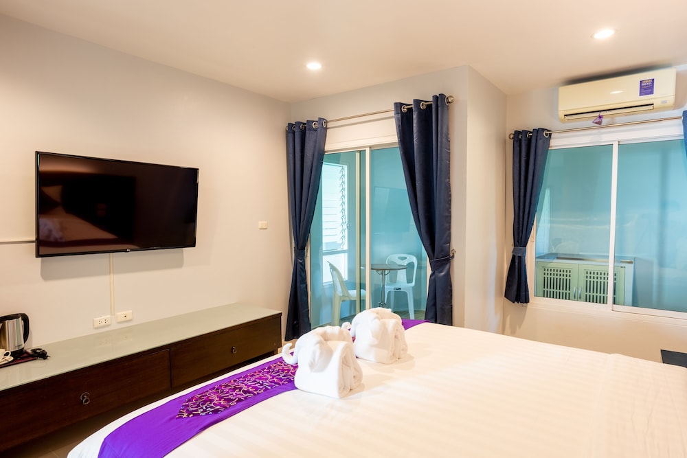 Premium Studio, 1 King Bed, Non Smoking - Photo 5