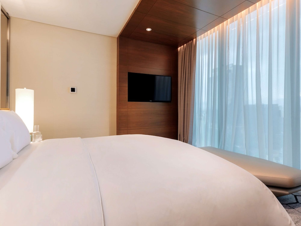 Club Room, 1 King Bed, Business Lounge Access (Prestige, Angel Of Independence View)