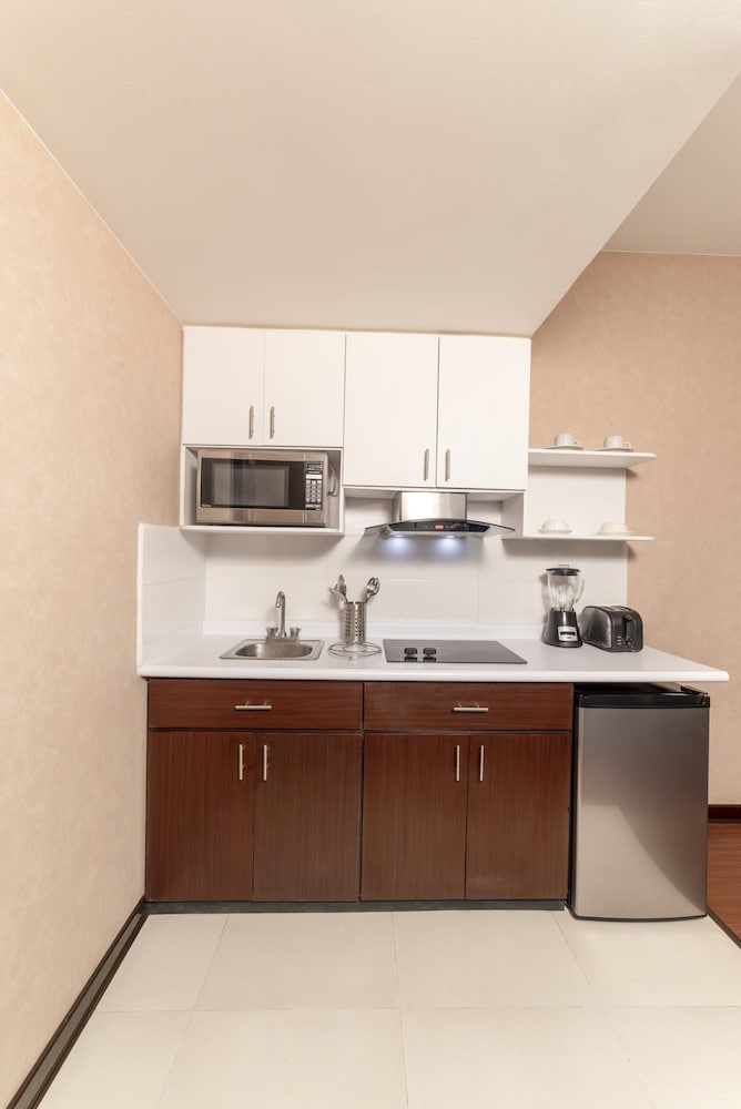 Room, Multiple Beds, Non Smoking (Upgrade) - Photo 4