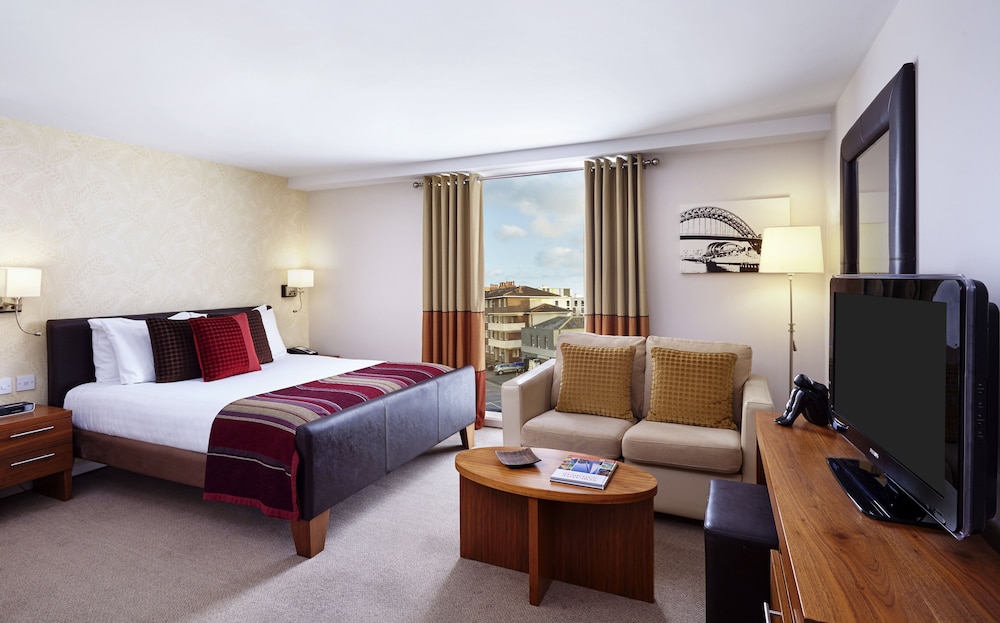 Studio Suite, 1 King Bed, Kitchen (Quayside View) - Photo 3
