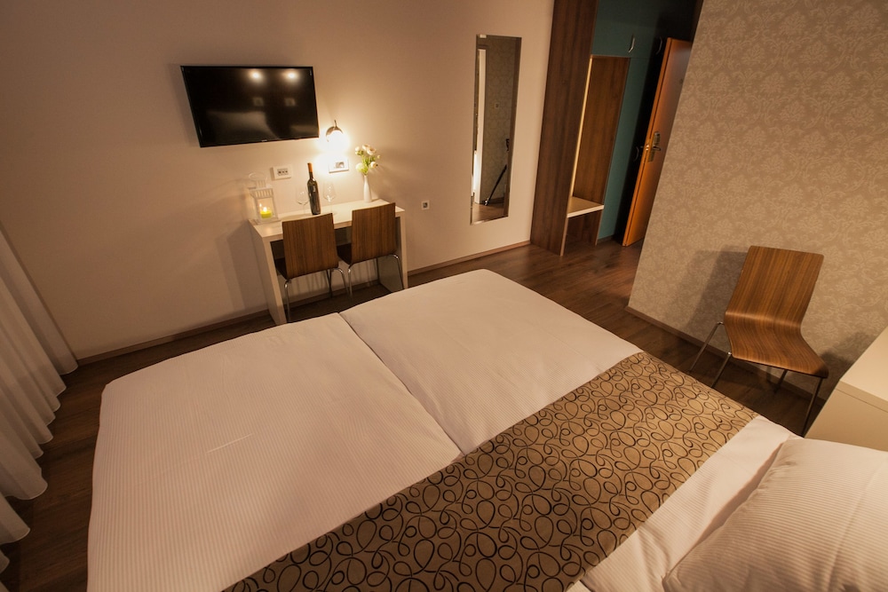 Double Room - Photo 6