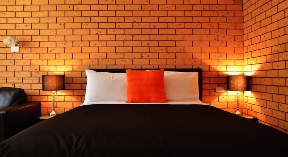 Queen Room photo 2