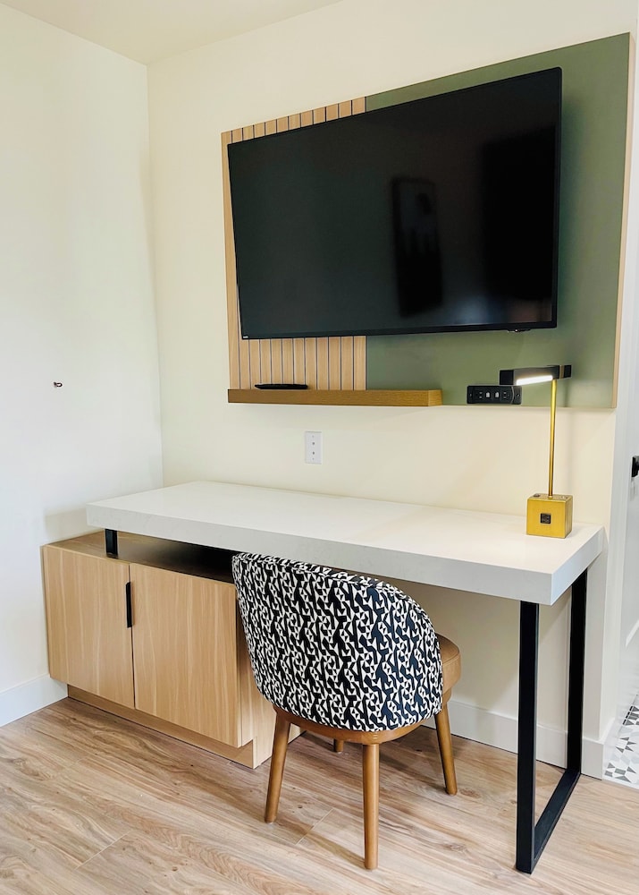 Family Room, 2 Bedrooms thumbnail 5