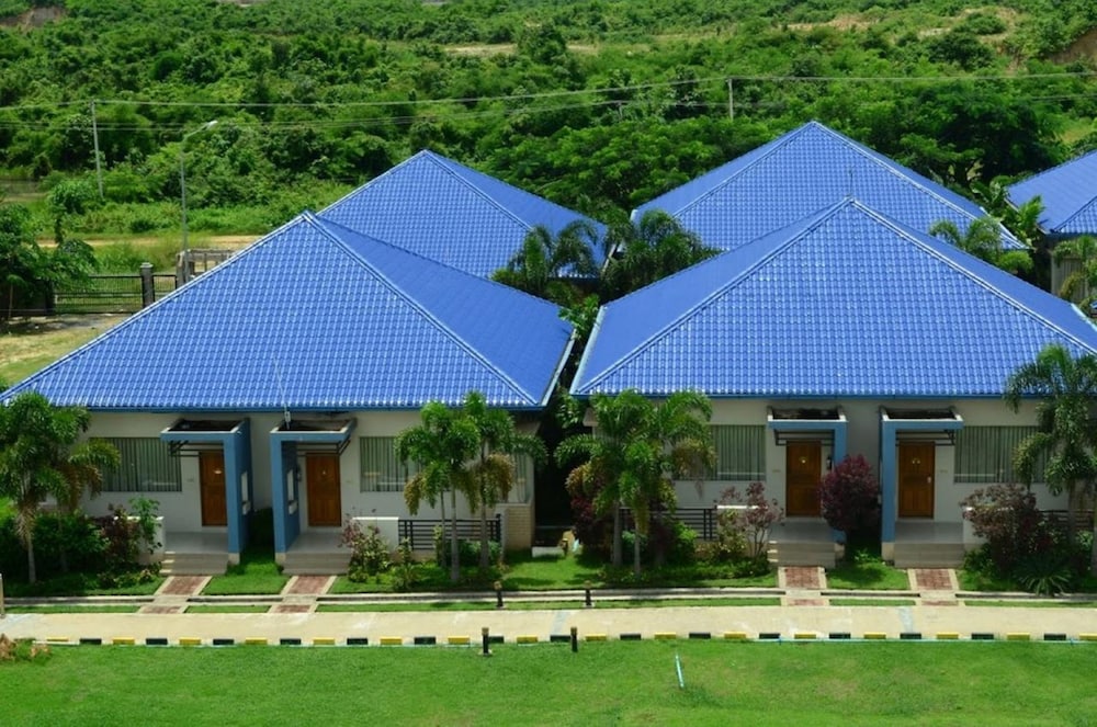 Deluxe Bungalow photo 2