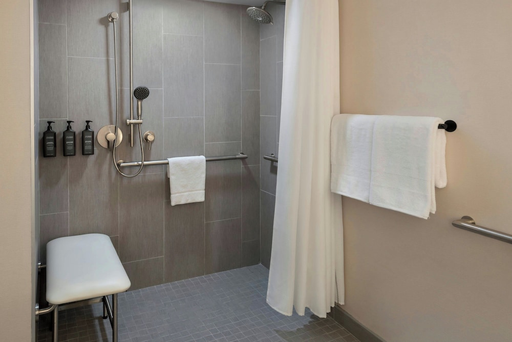 Junior Suite, 1 Double Bed (Mobility/Hearing Access, Roll-In Shwr)