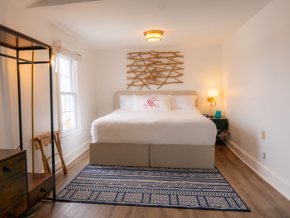 Deluxe Rooms # 4,6,8,10,11,19 (1 King Bed)