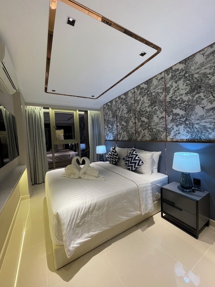Deluxe Room, 1 King Bed photo 1