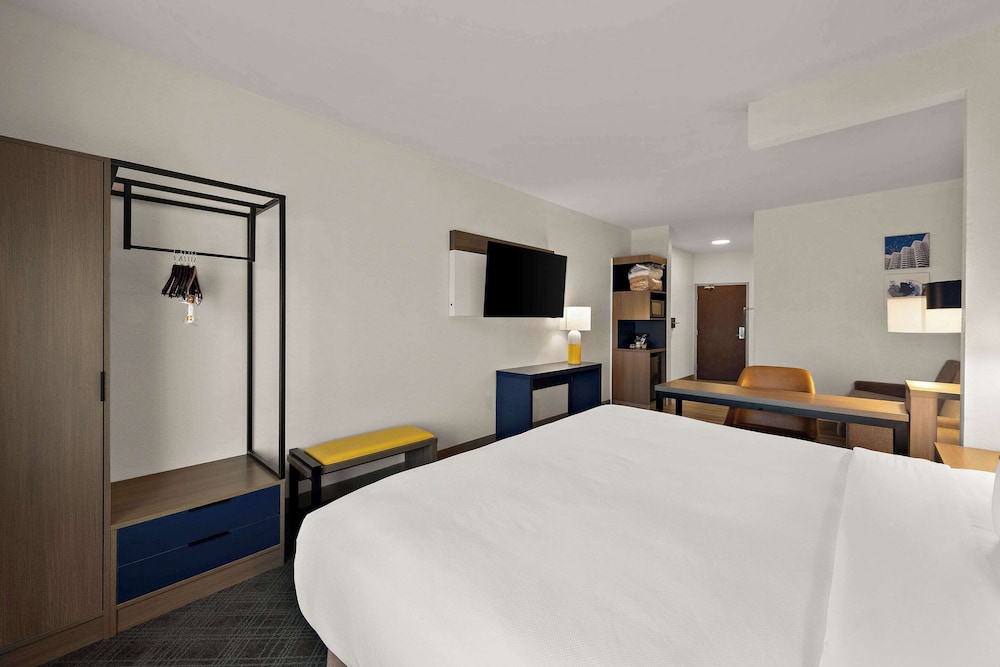 Executive Suite, 1 King Bed, Non Smoking - Photo 6