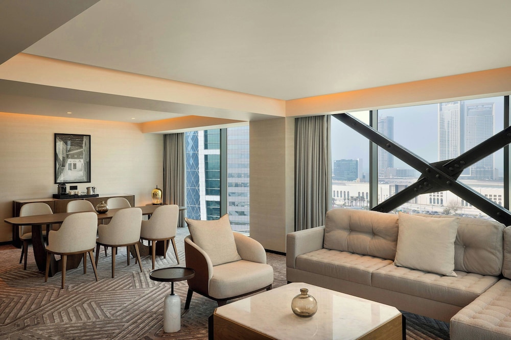 Club Suite, 1 King Bed, City View - Photo 5